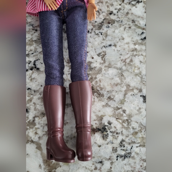 LIV Spin Wonderland with Pink Top and Brown Boots. Curly Long Brown Hair. - Picture 4 of 5